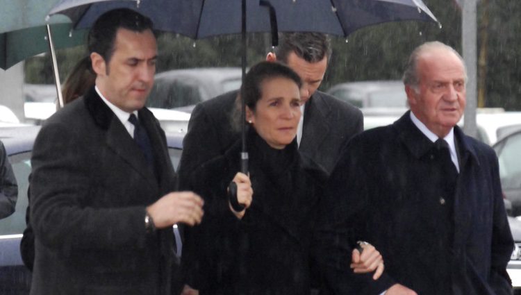 Jaime de Marichalar, la Infanta Elena y el Rey Juan Carlos en el funeral de Erika Ortiz