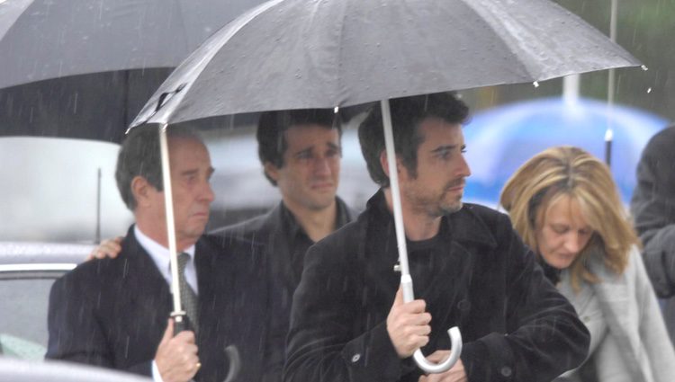 Antonio Vigo, Roberto García y Henar Ortiz en el funeral de Erika Ortiz