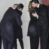 La Infanta Cristina e Iñaki Urdangarín abrazan a los Reyes Felipe y Letizia en el funeral de Erika Ortiz