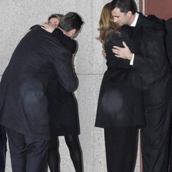 La Infanta Cristina e Iñaki Urdangarín abrazan a los Reyes Felipe y Letizia en el funeral de Erika Ortiz