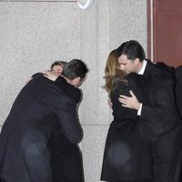 La Infanta Cristina e Iñaki Urdangarín abrazan a los Reyes Felipe y Letizia en el funeral de Erika Ortiz