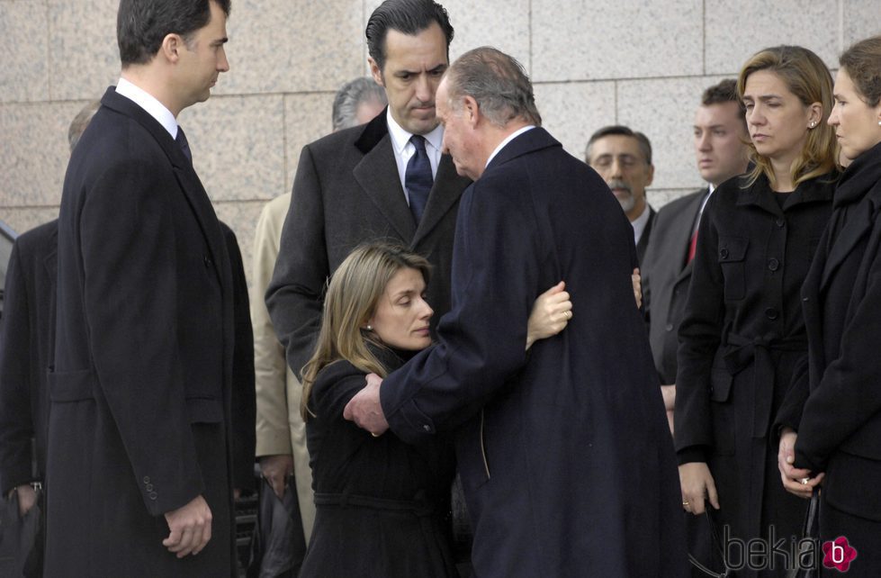 La Reina Letizia hace la reverencia al Rey Juan Carlos en el funeral de Erika Ortiz