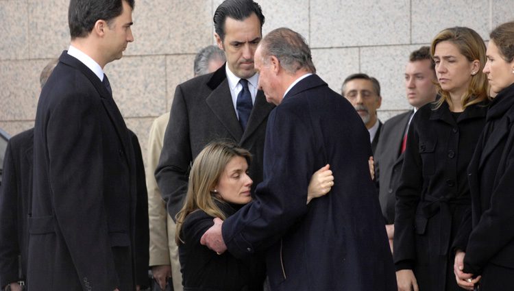 La Reina Letizia hace la reverencia al Rey Juan Carlos en el funeral de Erika Ortiz