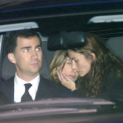 Telma Ortiz consuela a la Reina Letizia tras el funeral de Erika Ortiz