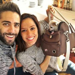 Roberto Leal junto a su mujer Sara Rubio y su perrita Pepa