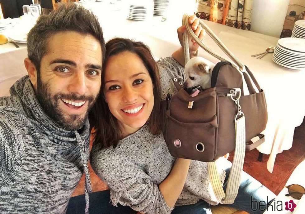 Roberto Leal junto a su mujer Sara Rubio y su perrita Pepa