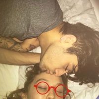 Zayn Malik y Gigi Hadid se besan cariñosamente