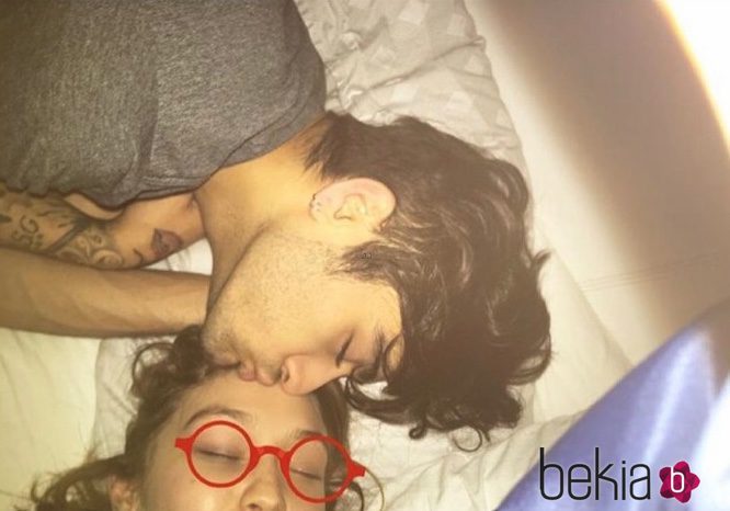 Zayn Malik y Gigi Hadid se besan cariñosamente