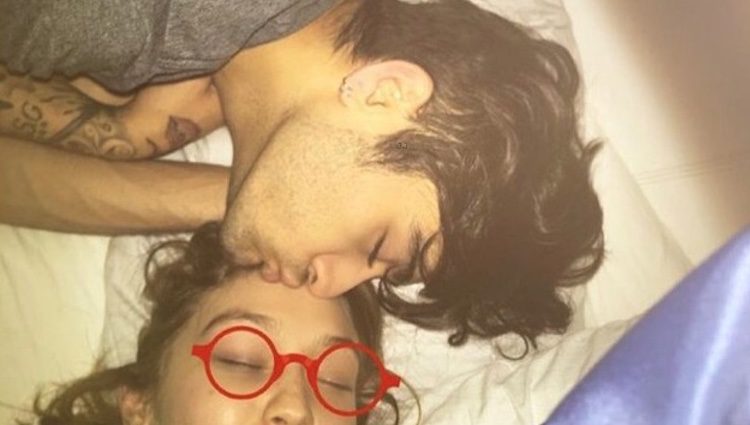 Zayn Malik y Gigi Hadid se besan cariñosamente