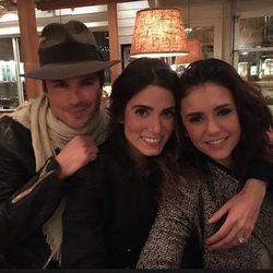 Ian Somerhalder, Nikki Reed y Nina Dobrev posando felizmente los tres juntos