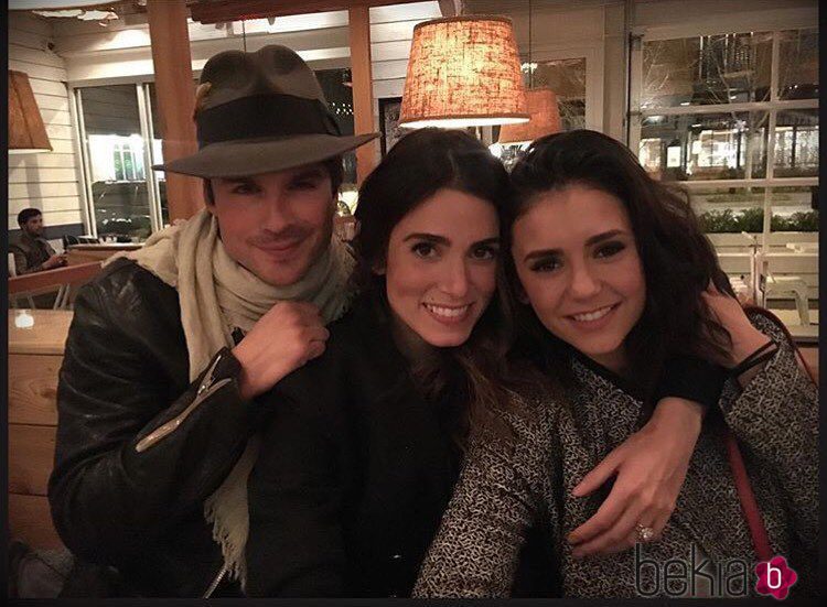 Ian Somerhalder, Nikki Reed y Nina Dobrev posando felizmente los tres juntos