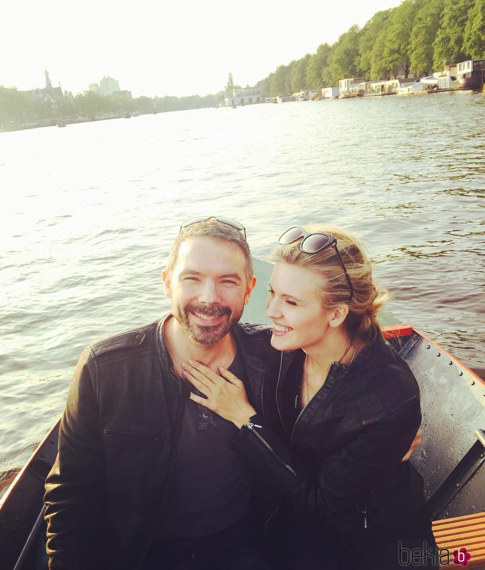 Maggie Grace junto a su novio Brent Bushnell anunciando su compromiso