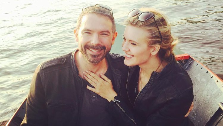 Maggie Grace junto a su novio Brent Bushnell anunciando su compromiso