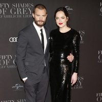 Dakota Johnson y Jamie Dornan en la premiere de 'Cincuenta Sombras Más Oscuras' en Hamburgo