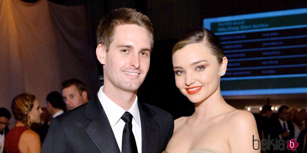 Miranda Kerr y su novio, el fundador de Snapchat, Evan Spiegel, en la gala Fifth Annual Baby2Baby de 2016