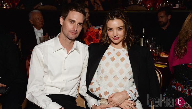 La modelo Miranda Kerr y el fundador de Snapchat, Evan Spiegel, en los Pre-Grammy 2016