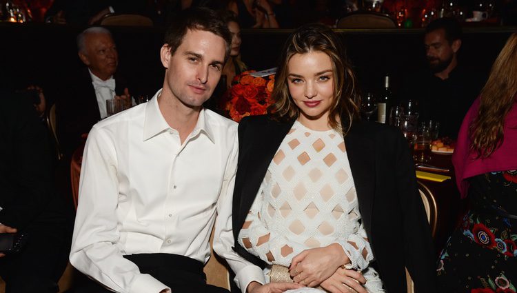 La modelo Miranda Kerr y el fundador de Snapchat, Evan Spiegel, en los Pre-Grammy 2016