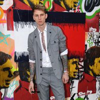 Machine Gun Kelly en el desfile 'Tommyland' de Hilfiguer y Gigi Hadid