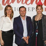 Juan Peña y Alba Carrillo con una de las invitadas del desfile flamenco de Pol Núñez en Jerez