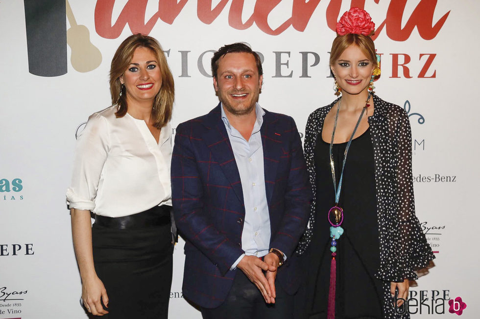 Juan Peña y Alba Carrillo con una de las invitadas del desfile flamenco de Pol Núñez en Jerez