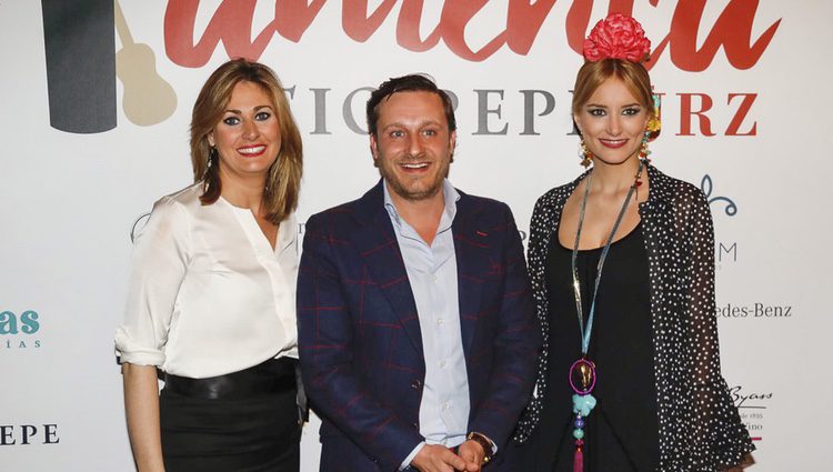 Juan Peña y Alba Carrillo con una de las invitadas del desfile flamenco de Pol Núñez en Jerez