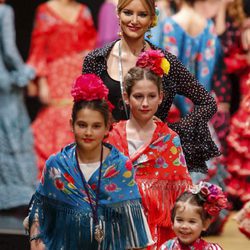 Alba Carrillo y unas niñas en el desfile flamenco de Pol Núñez de Jerez