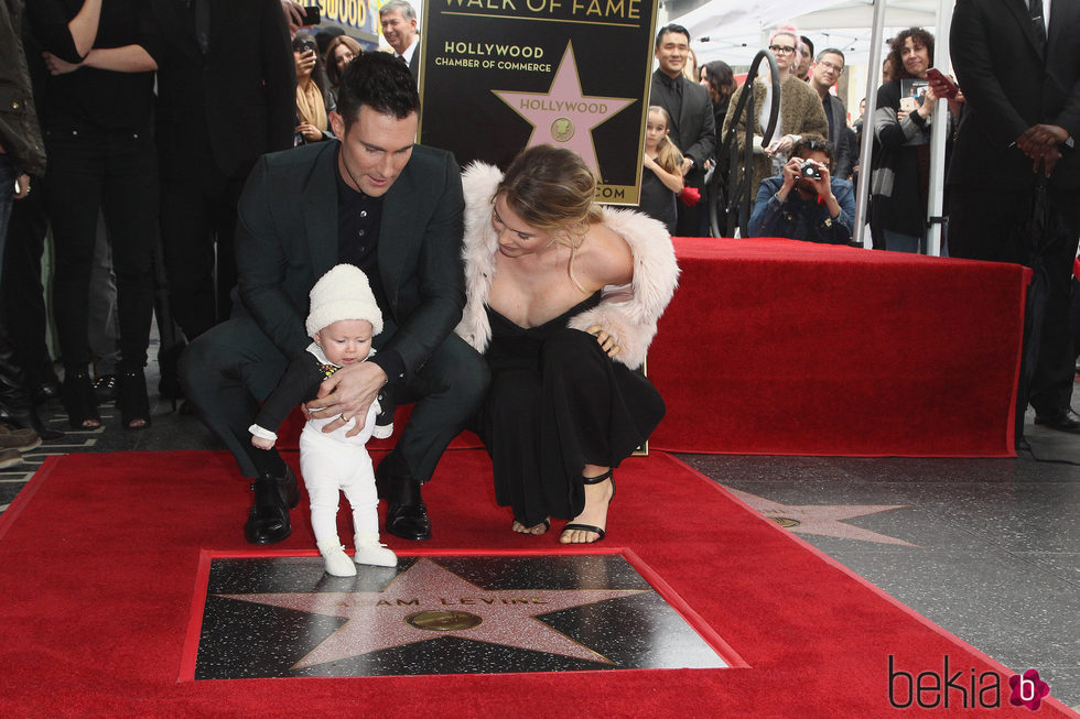 Adam Levine muy emocionado mostrando su estrella en el Paseo de la Fama