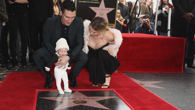 Adam Levine muy emocionado mostrando su estrella en el Paseo de la Fama