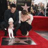 Adam Levine muy emocionado mostrando su estrella en el Paseo de la Fama