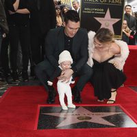 Adam Levine muy emocionado mostrando su estrella en el Paseo de la Fama