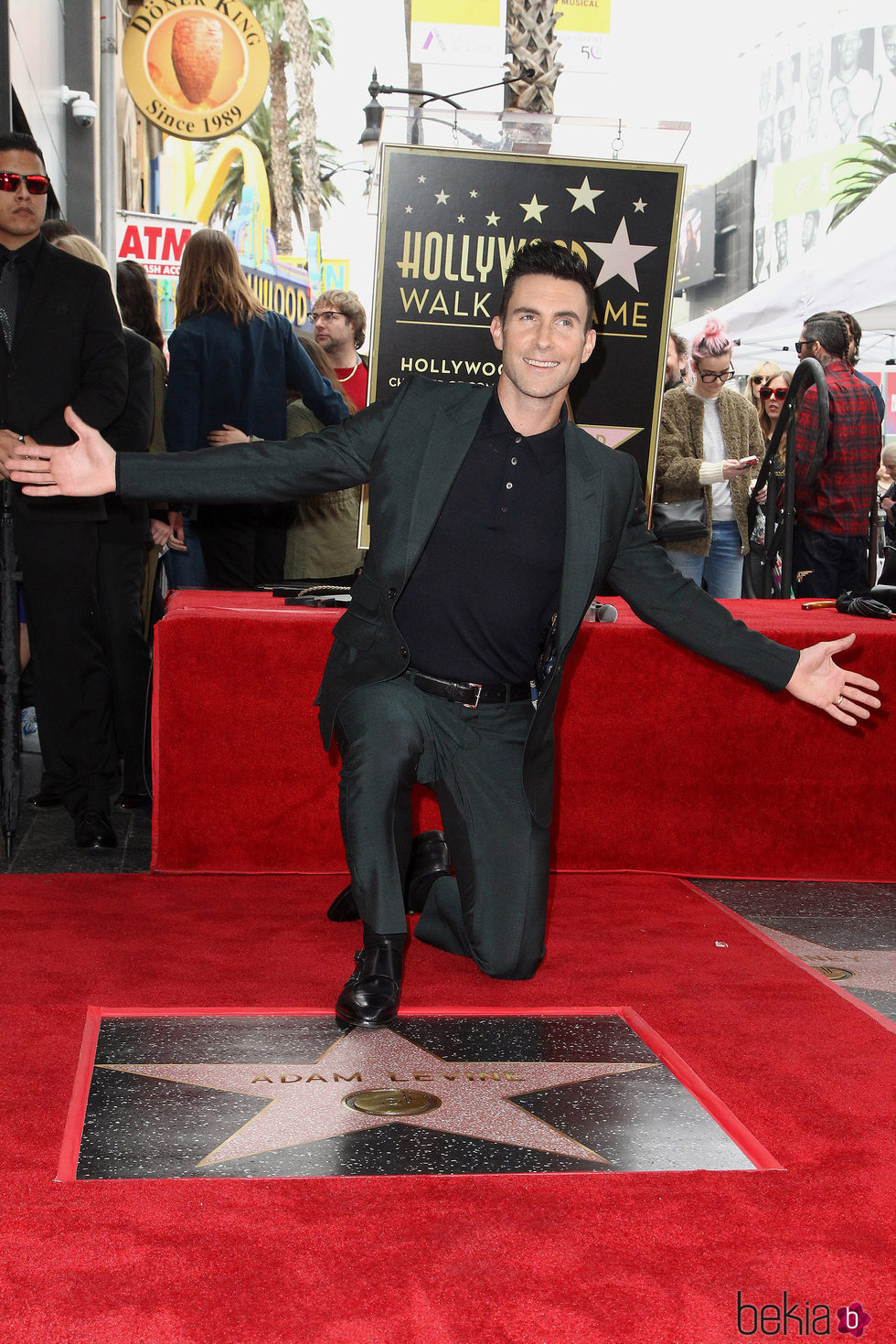 Adam Levine feliz al recibir su estrella en el Paseo de la Fama