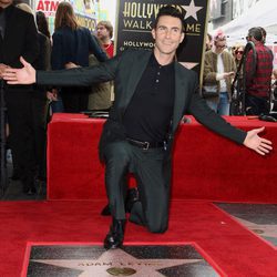 Adam Levine feliz al recibir su estrella en el Paseo de la Fama