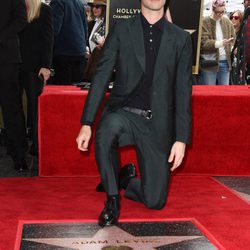 Adam Levine posando con su estrella en el Paseo de la Fama