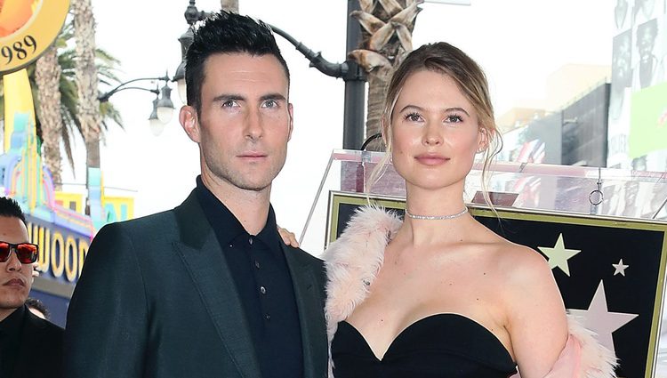 Adam Levine posando muy feliz junto a su mujer Behati Prinsloo en el Paseo de la Fama