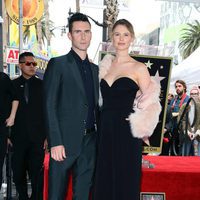 Adam Levine posando muy feliz junto a su mujer Behati Prinsloo en el Paseo de la Fama