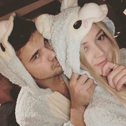 Taylor Lautner y Billie Lourd, muy enamorados