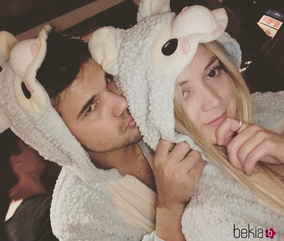 Taylor Lautner y Billie Lourd, muy enamorados