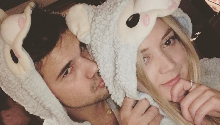 Taylor Lautner y Billie Lourd, muy enamorados