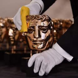 Últimos retoques a las máscaras de los Bafta 2017 antes del comienzo de la gala