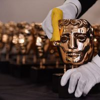 Últimos retoques a las máscaras de los Bafta 2017 antes del comienzo de la gala