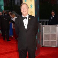 Stephen Fry en la alfombra roja de los Premios Bafta 2017