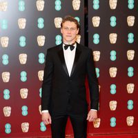 George MacKay en la alfombra roja de los Premios Bafta 2017