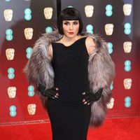 Noomi Rapace en la alfombra roja de los Premios Bafta 2017