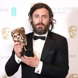 Casey Affleck con su galardón de los Premios Bafta 2017