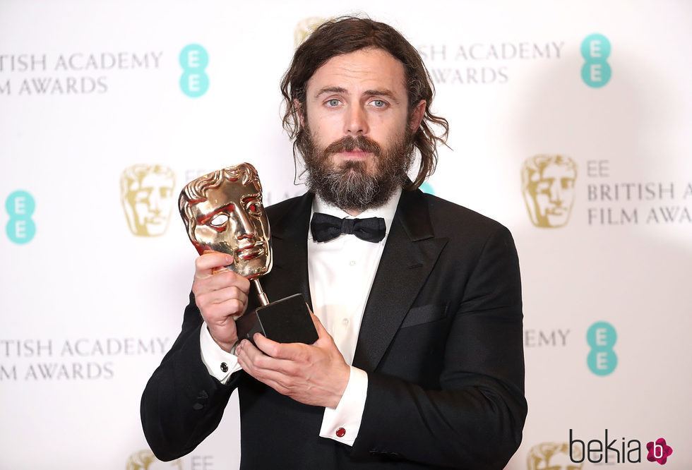 Casey Affleck con su galardón de los Premios Bafta 2017