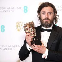 Casey Affleck con su galardón de los Premios Bafta 2017