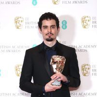 Damien Chazelle con su galardón de los Premios Bafta 2017