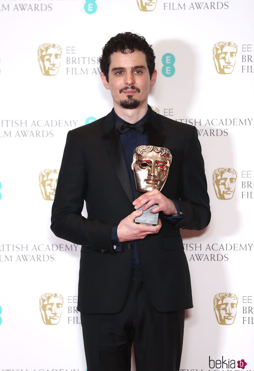 Damien Chazelle con su galardón de los Premios Bafta 2017