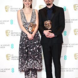 Damien Chazelle y Emma Stone con sus galardones de los Premios Bafta 2017