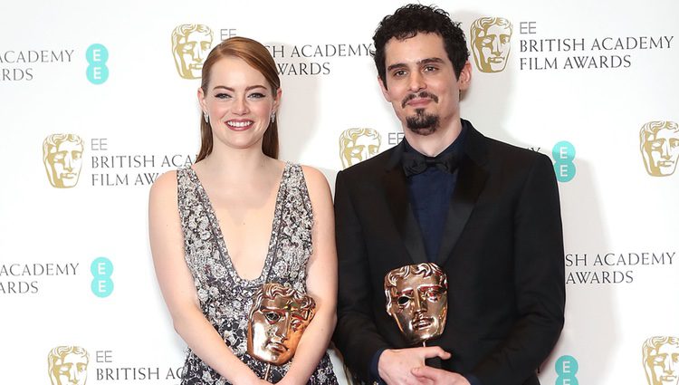 Damien Chazelle y Emma Stone con sus galardones de los Premios Bafta 2017